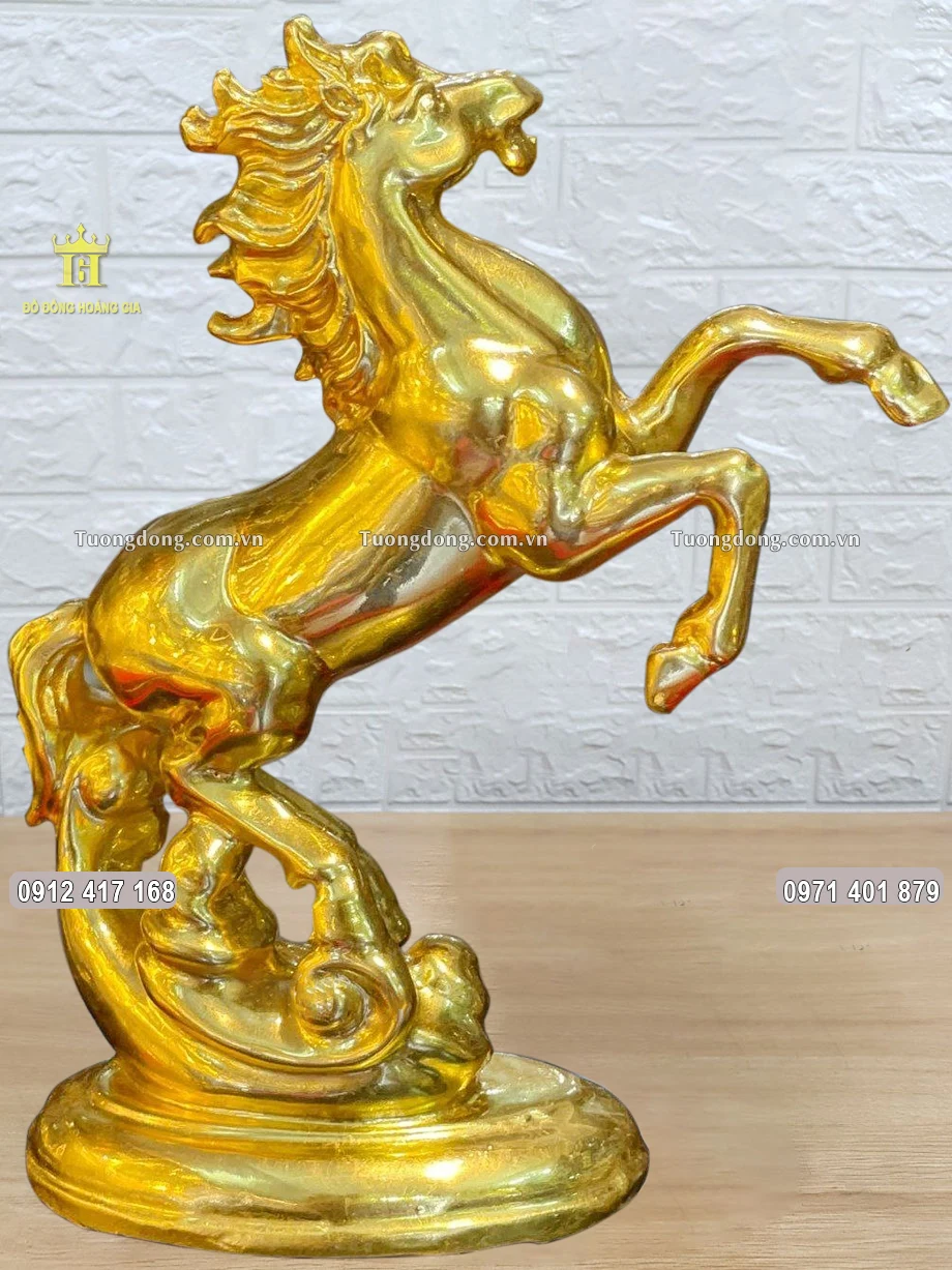 Toàn bộ bề mặt bức tượng được mạ vàng 24K sang trọng